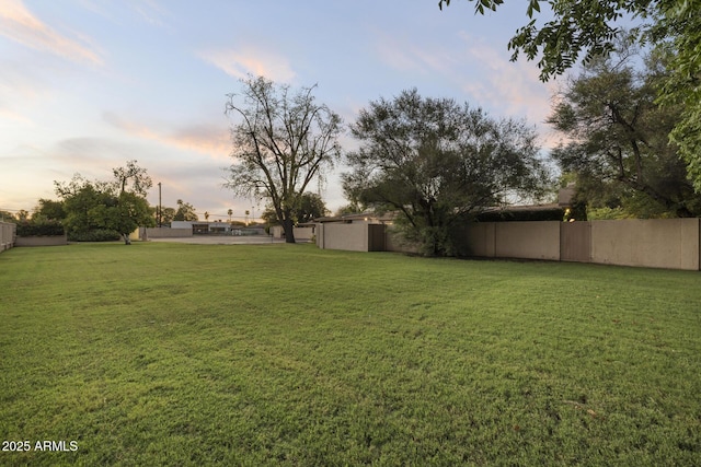 1522 W Myrtle Ave, Phoenix, AZ 85021 - view of yard at dusk