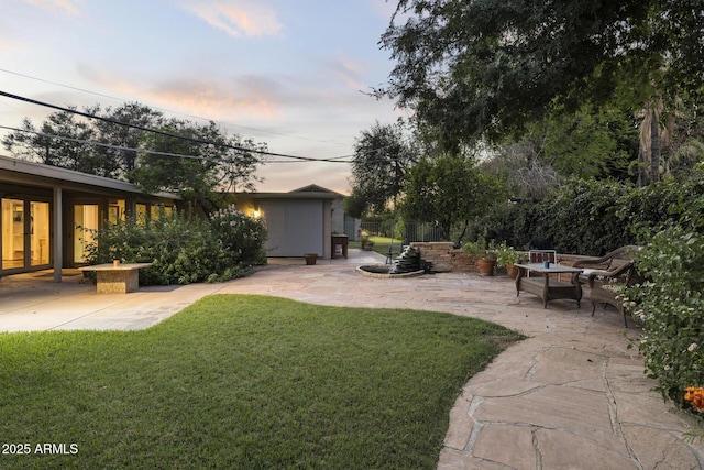 1522 W Myrtle Ave, Phoenix, AZ 85021 - view of green lawn with a patio