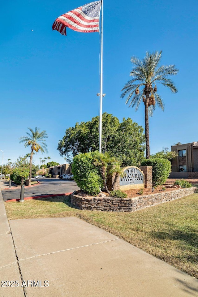 community sign featuring a yard