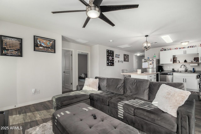 living room with dark wood-type flooring, wet bar, and ceiling fan