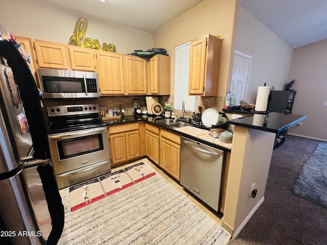 kitchen with sink, backsplash, stainless steel appliances, and kitchen peninsula