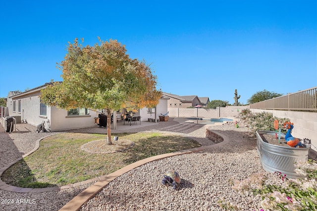 view of yard featuring a patio area