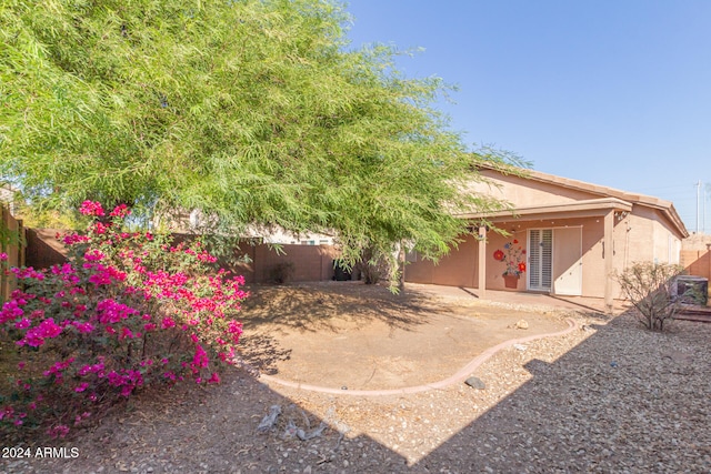 view of yard featuring a patio