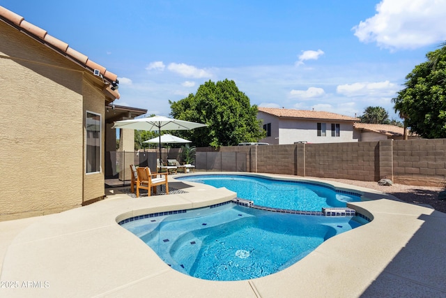 7736 W Tumblewood Dr, Peoria, AZ 85382 - view of swimming pool with a fenced backyard, a pool with connected hot tub, and a patio area