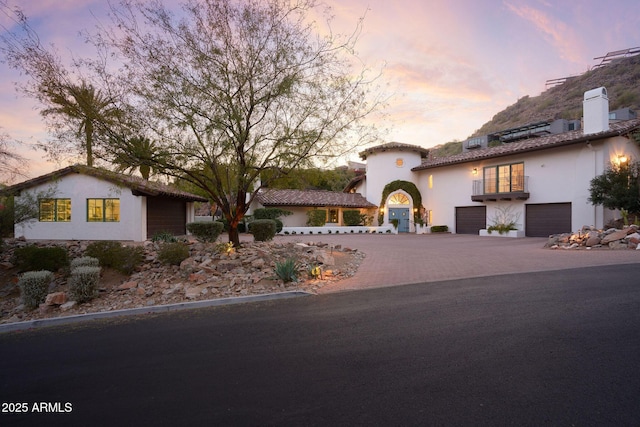 view of front facade featuring a garage