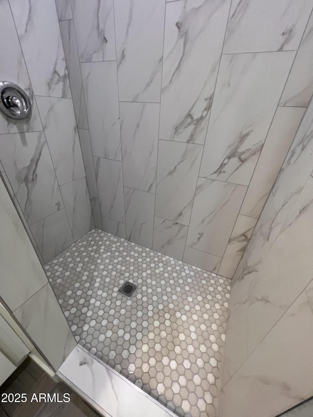 full bathroom featuring tiled shower