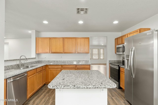 kitchen featuring a center island, stainless steel appliances, dark hardwood / wood-style floors, and sink