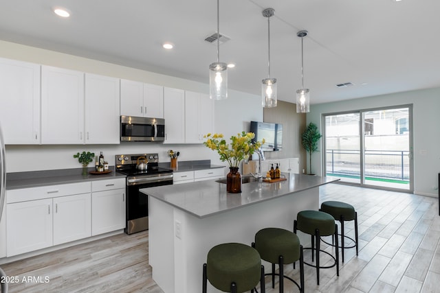 651 N Ironwood Dr Unit 8, Apache Junction, AZ 85120 - kitchen featuring stainless steel appliances, a sink, light wood-style floors, white cabinets, and recessed lighting