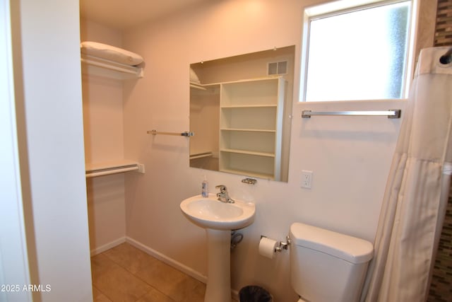2570 E Manzanita St, Apache Junction, AZ 85119 - full bath featuring tile patterned flooring, baseboards, toilet, a sink, and a shower with shower curtain