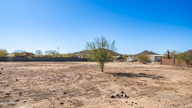 view of yard featuring a mountain view