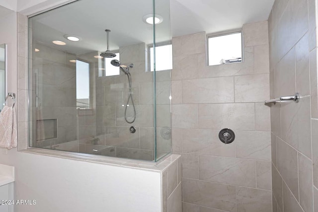 bathroom featuring tiled shower