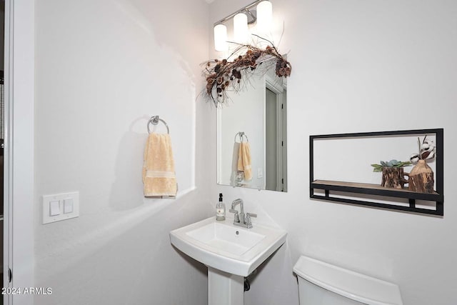 bathroom featuring sink and toilet