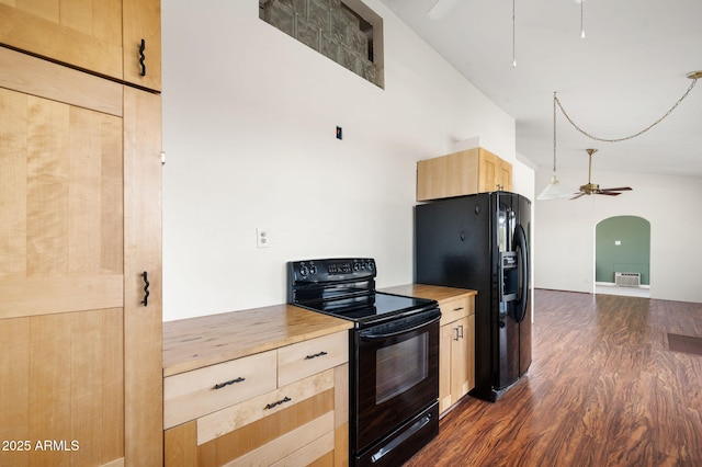 kitchen with arched walkways, dark wood-style floors, ceiling fan, light brown cabinets, and black appliances
