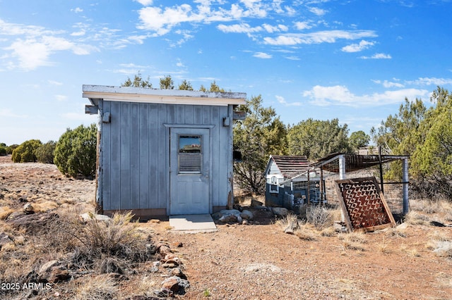 view of outdoor structure with an outbuilding