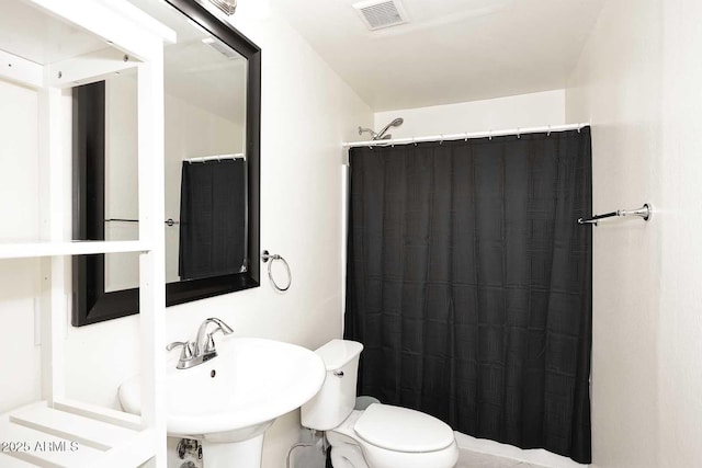 5634 N 39th Ave, Phoenix, AZ 85019 - full bath with visible vents, a sink, toilet, and a shower with curtain