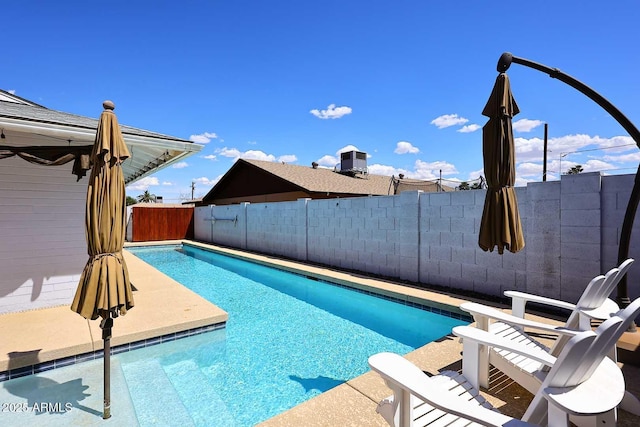 5634 N 39th Ave, Phoenix, AZ 85019 - view of pool with a fenced backyard and a fenced in pool