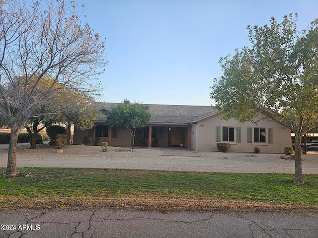 view of front facade featuring a front yard