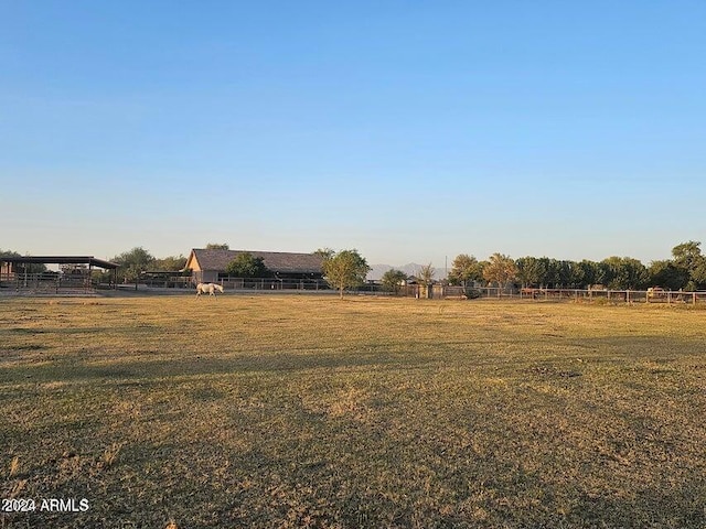 view of yard featuring a rural view