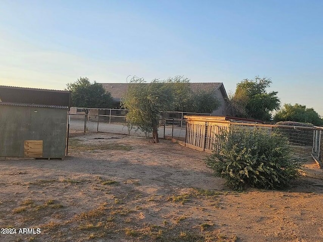 view of yard at dusk