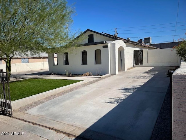 view of front of property with a front yard and a patio area