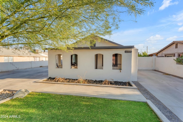 view of front of home featuring a patio