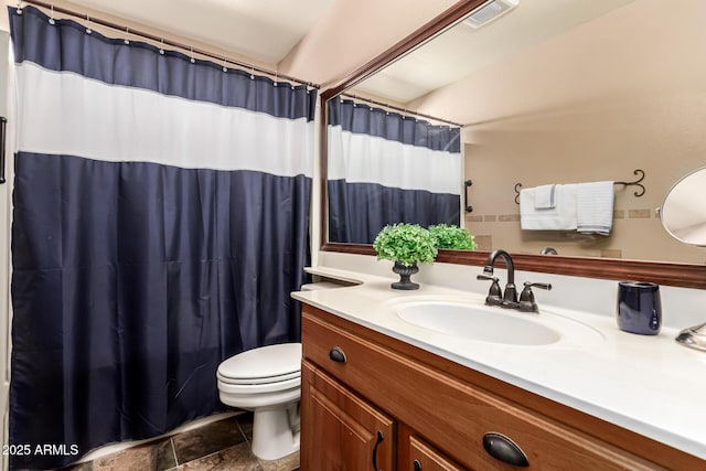 full bath with visible vents, vanity, toilet, and a shower with curtain