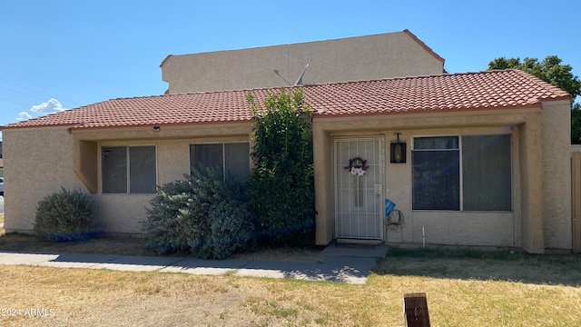 view of front of property featuring a front yard