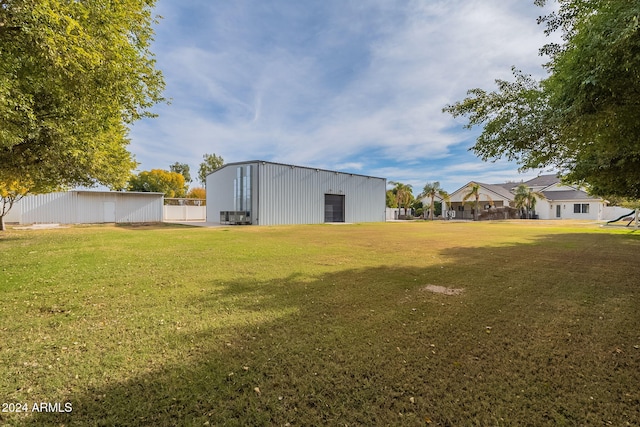 view of yard featuring an outbuilding