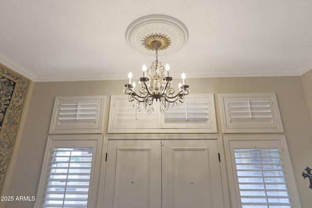 room details with crown molding and a notable chandelier