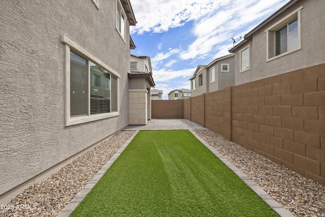 view of yard featuring a patio area