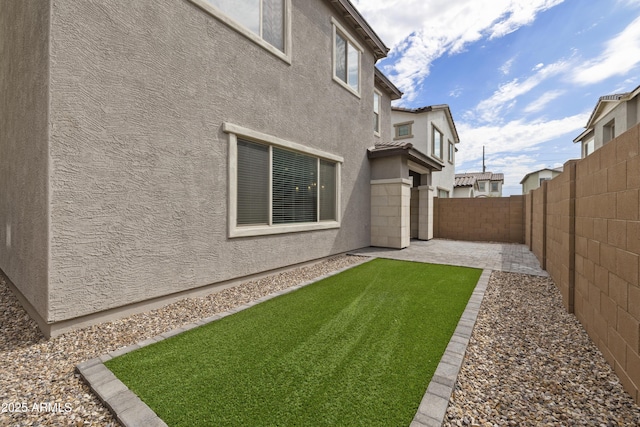 view of yard featuring a patio