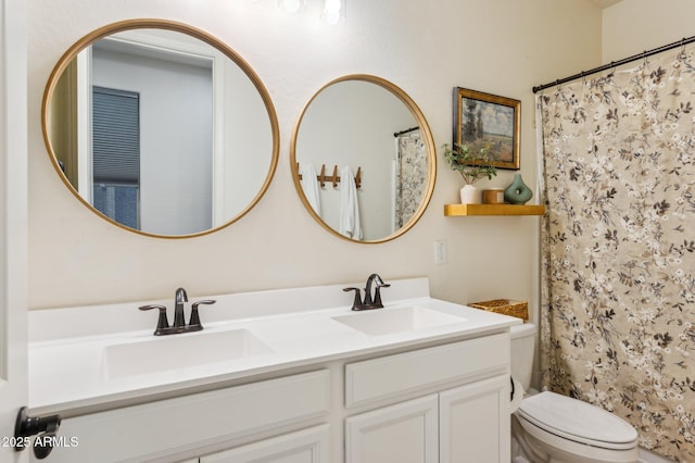 full bath featuring a sink, curtained shower, toilet, and double vanity