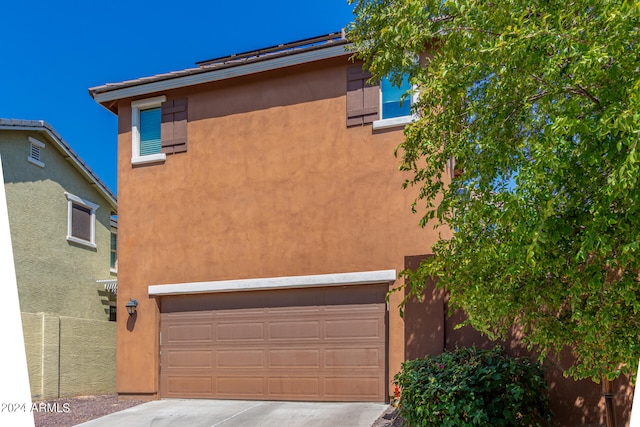 view of front facade featuring a garage