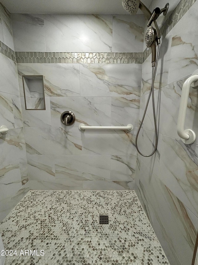 bathroom featuring tiled shower