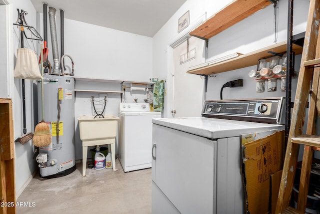 laundry room with water heater and washing machine and clothes dryer