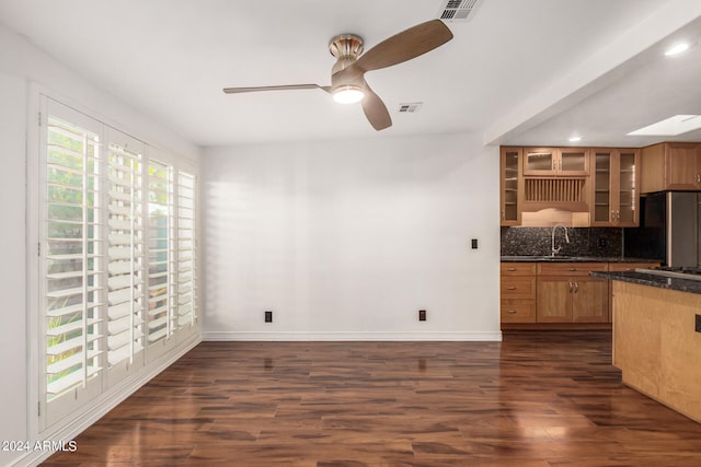 kitchen with ceiling fan, sink, backsplash, stainless steel appliances, and dark hardwood / wood-style flooring