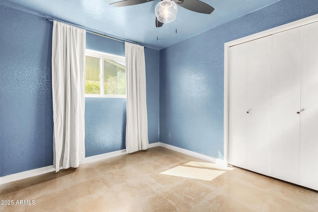 unfurnished bedroom featuring ceiling fan and a closet