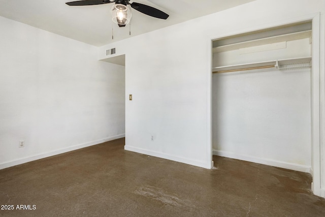 unfurnished bedroom featuring ceiling fan and a closet