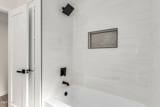 bathroom featuring tiled shower / bath