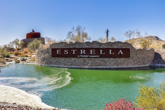 community sign featuring a water view