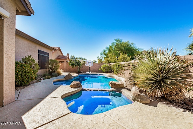 view of pool featuring an in ground hot tub