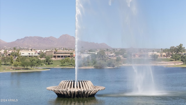 water view with a mountain view