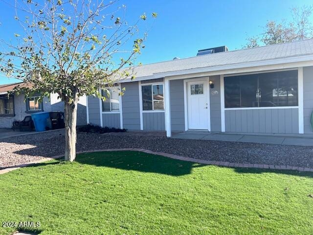 ranch-style house with a front yard