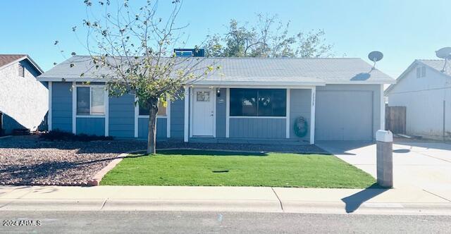 view of front facade with a garage and a front yard