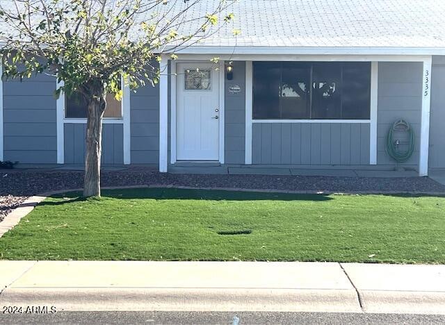 property entrance featuring a yard