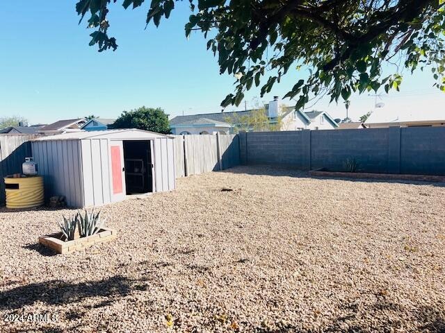 view of yard with a shed