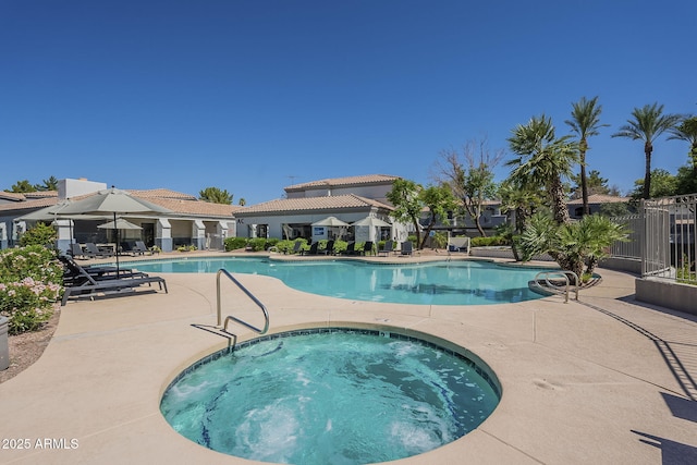 600 W Grove Pkwy Unit 2188, Tempe, AZ 85283 - community pool with a hot tub and a patio area