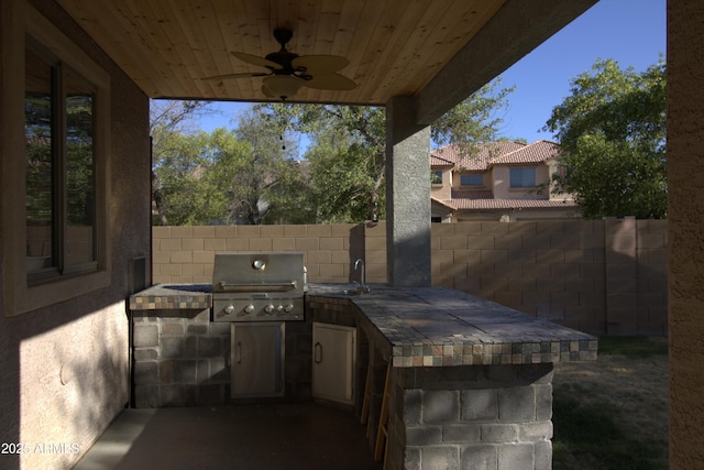 8920 S 40th Ln, Laveen, AZ 85339 - fenced backyard featuring a ceiling fan and a sink