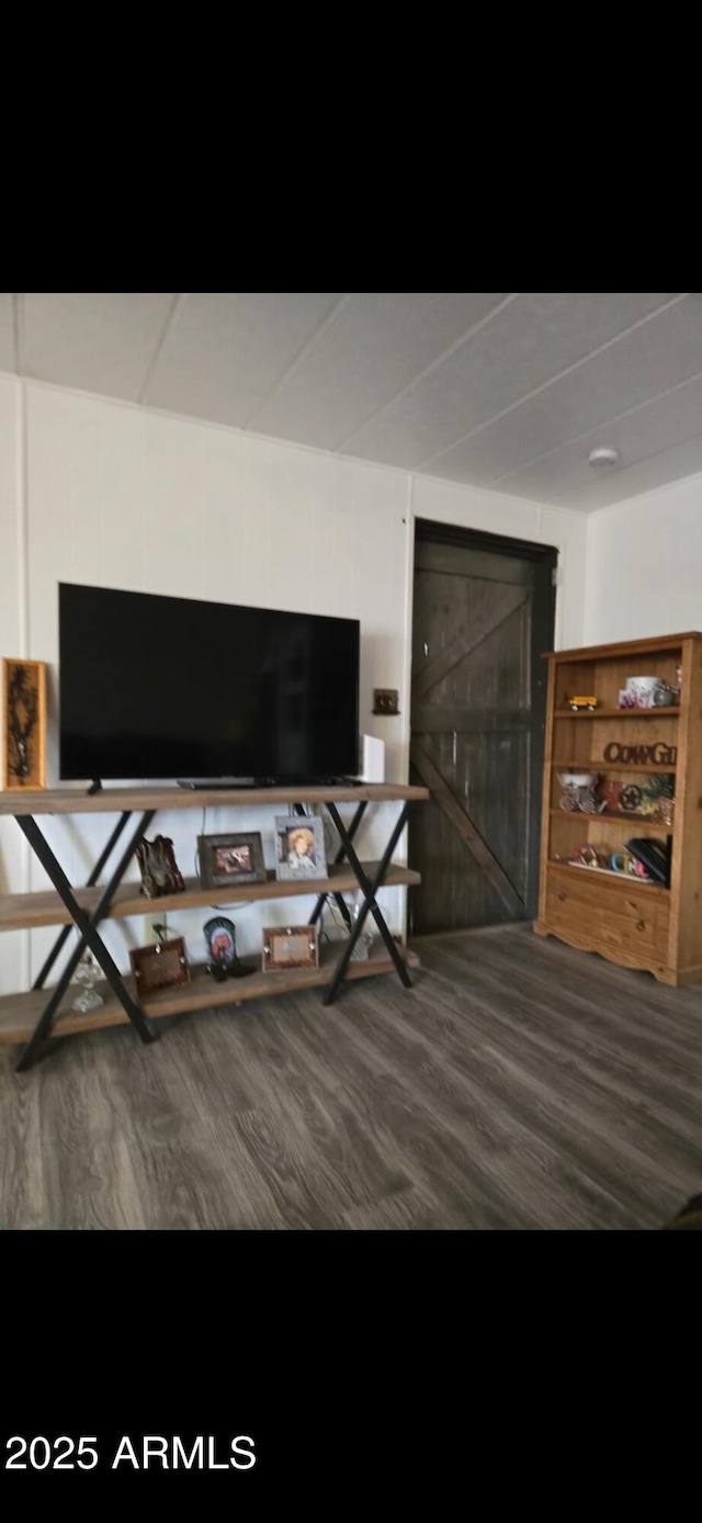 8920 S 40th Ln, Laveen, AZ 85339 - living room featuring wood finished floors