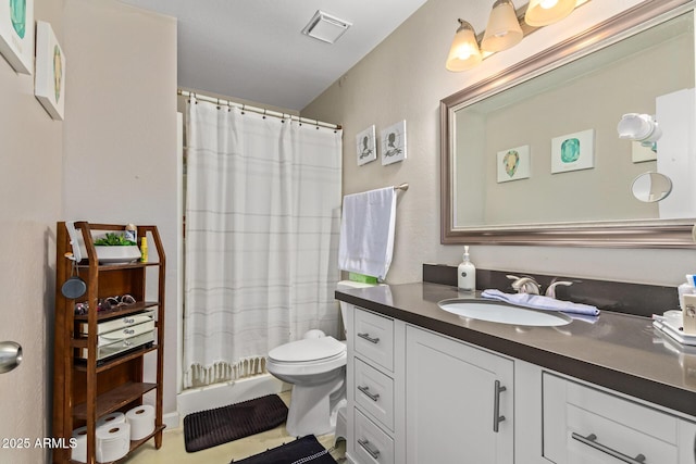 bathroom featuring toilet, a shower with shower curtain, and vanity